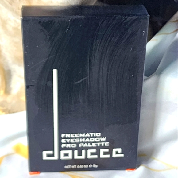 Doucce Freematic Smokey Eyeshadow Pro 9 Shade Palette NEW - Picture 3 of 10